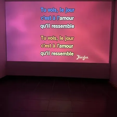 Maison + + Salle Cinema/karaoke *