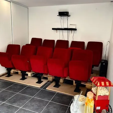 Maison + + Salle Cinema/karaoke